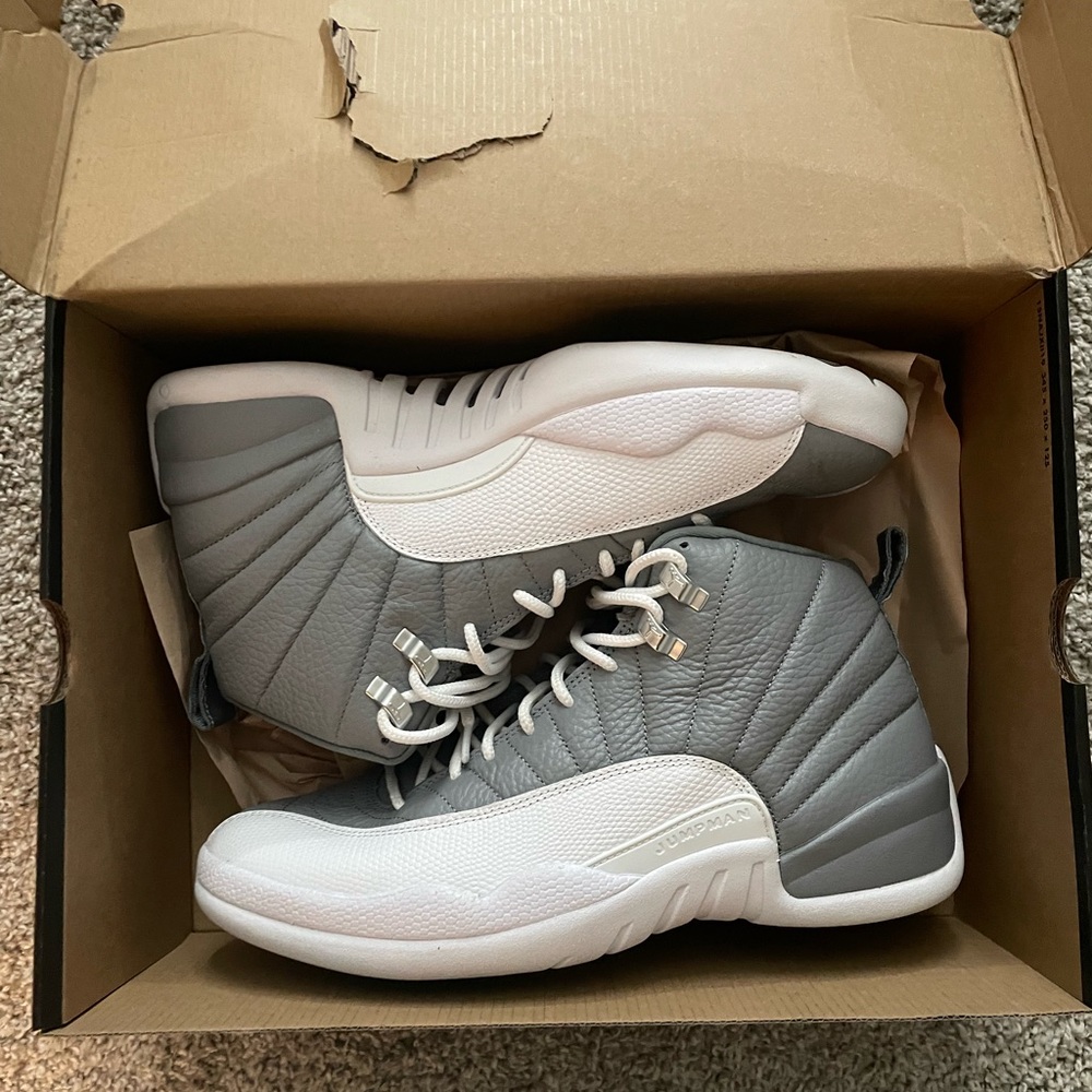 Jordan 12 retro “stealth” In very good condition worn once.